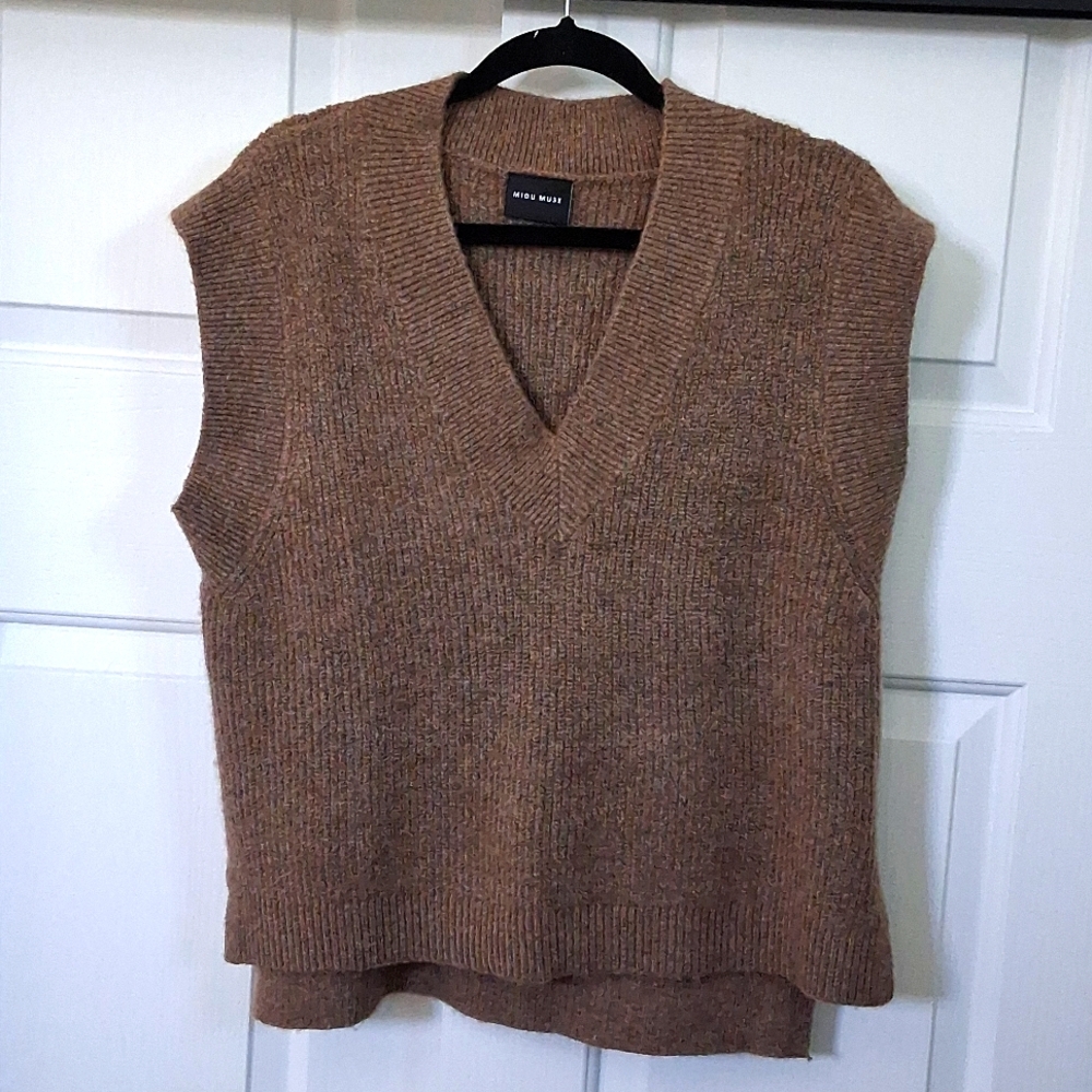 Sleeveless sweater.